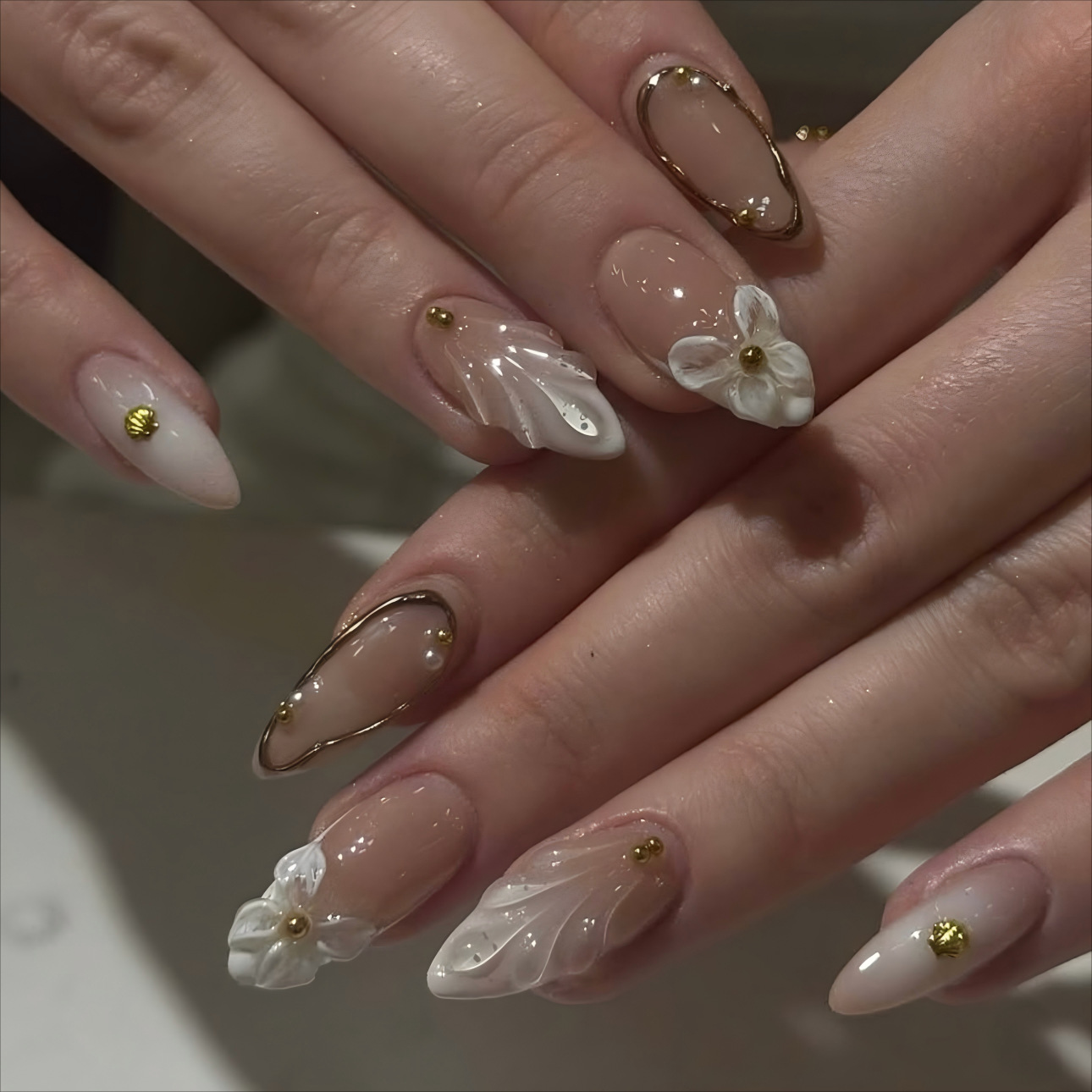 Nail Art Flower - 女性・女の子向け3Dフェイクネイル グラデーションヌードホワイトフレンチアーモンドスタイル エンボス加工の花柄とゴールドフレーム付き 付け爪 ネイルアート