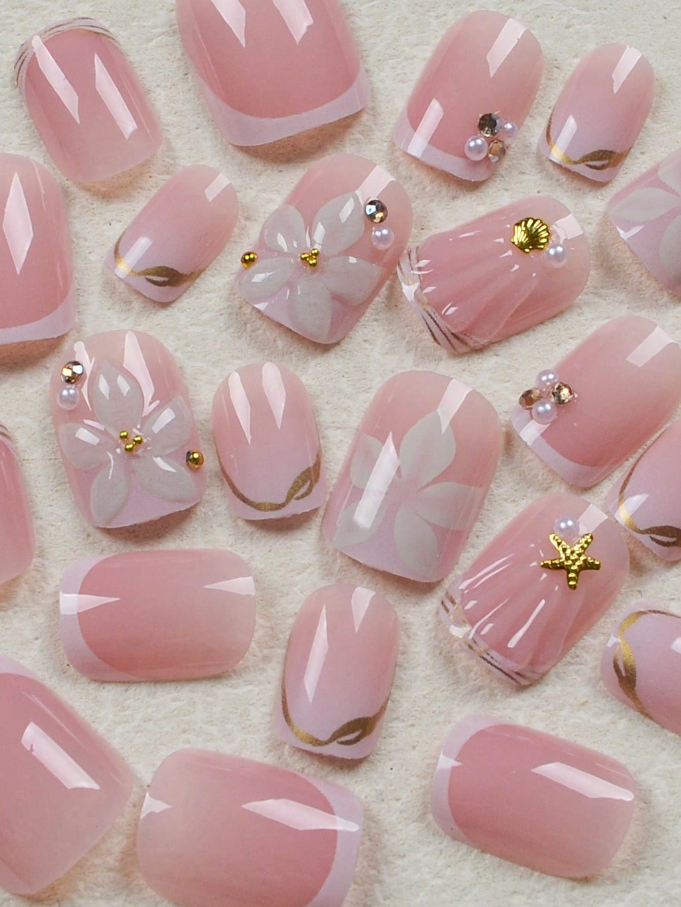 24個入りショートスクエアホワイトフレンチフラワーアクリルプ - Nail Art Flower のレビューと価格