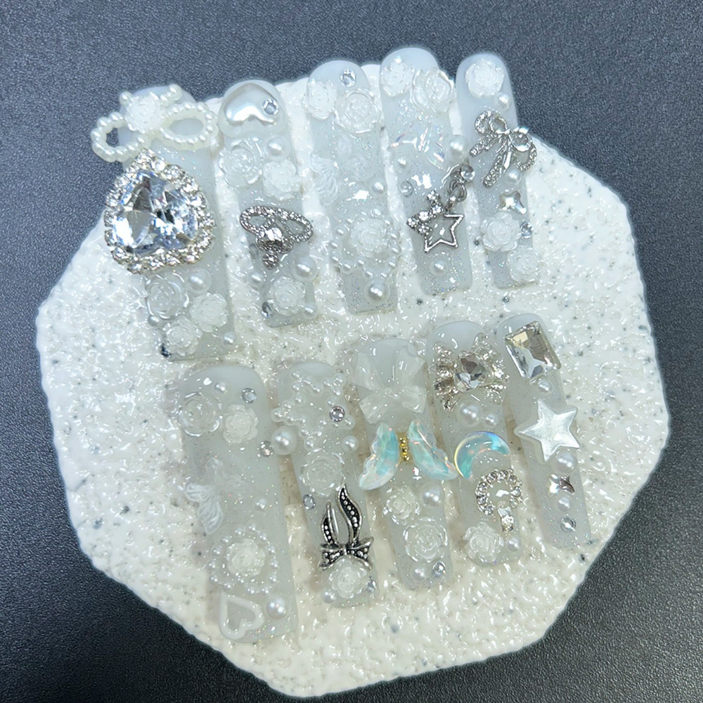 10個入り キュートなジライ系ホワイトハンドメイドつけ爪 3 - Nail Art Flower のレビューと価格